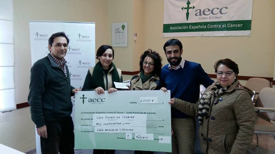 El Coro Rociero ha entregado 1.400 euros a la AECC. :: 
