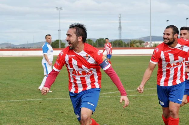 Los goles de Gonzalo han sido decisivos ante el Olivenza, en dos ocasiones, y el Cacereño. :: e. d.