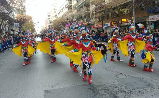 El desfile de comparsas infantiles dan inicio a cinco días de fiesta en Badajoz