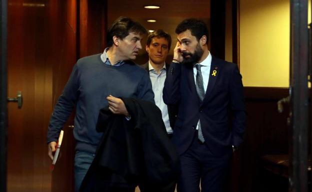 El portavoz de ERC, Sergi Sebrià, y el presidente del Parlament, Roger Torrent.