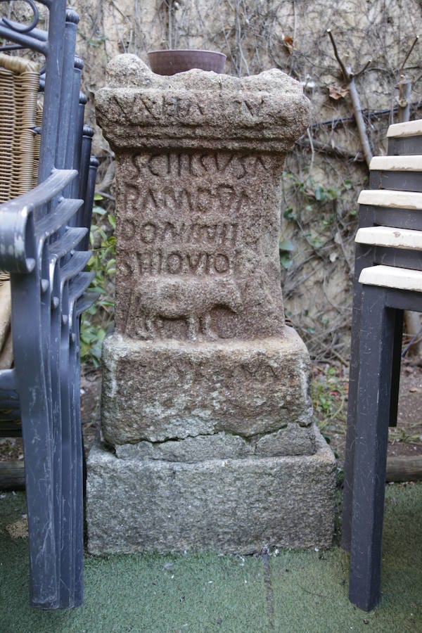 La hermosa ara romana, situada en el patio de Torre de Sande, que podía estar dedicada a Iupiter Taurus