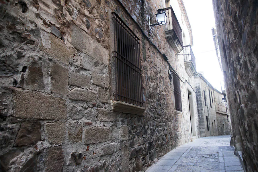 Fachada de los Golfines de Arriba. La estela está a la izquierda de la ventana