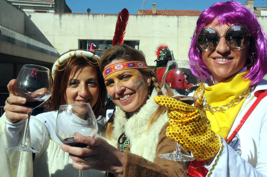 Las coplas monumentales y los cantacalles animan el Carnaval de día