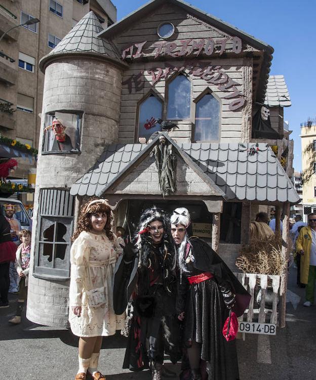 Concentración de artefactos. Trimoto, con su casa del terror, en la concentración de Saavedra Palmeiro.