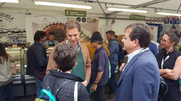 El presidente de la Junta, Fernández Vara, en su visita en septiembre a la localidad italiana de Bra. :: hoy