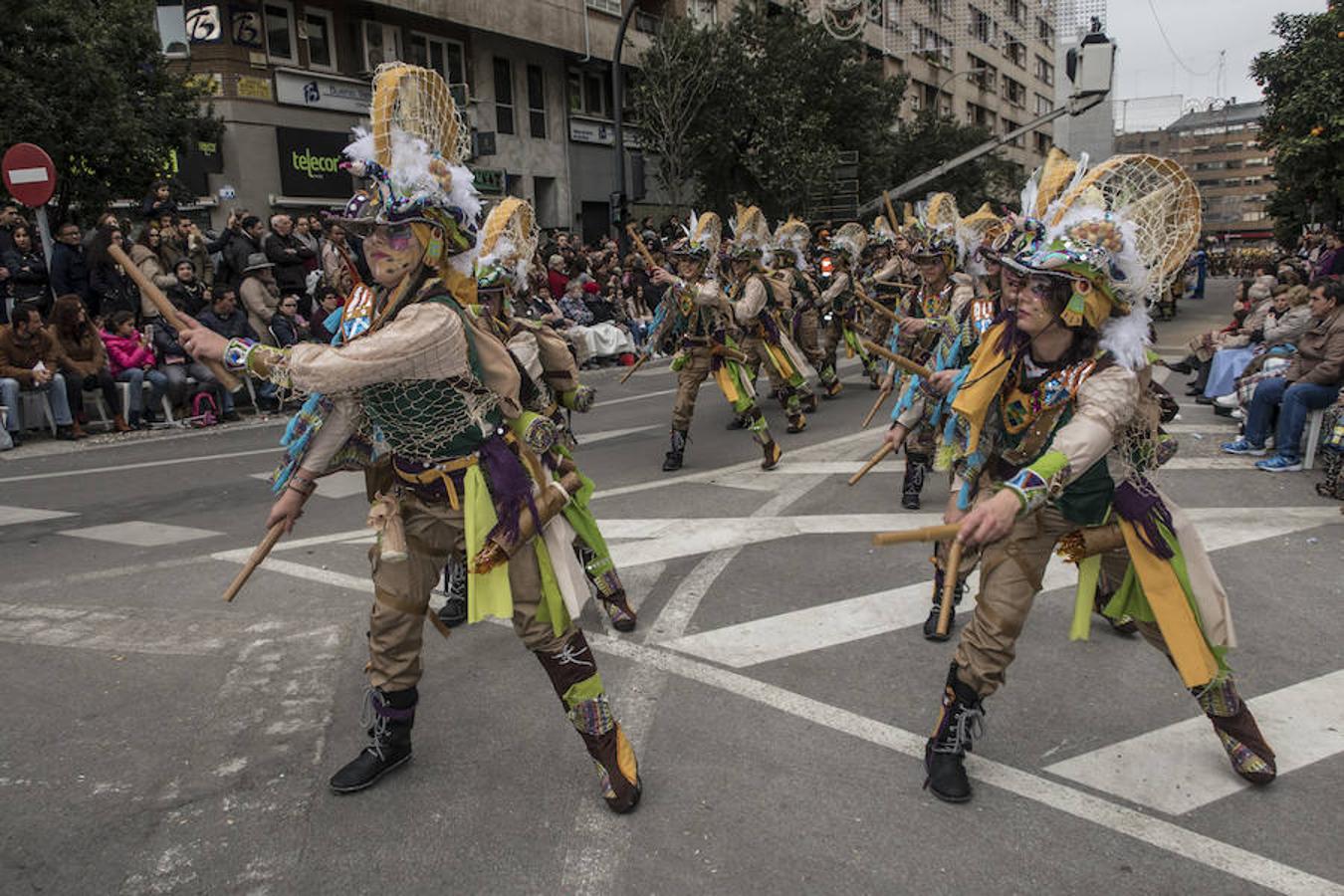 Cambalada se convierte en buscadores de tesoros gracias a un personaje que viaja por todos los continentes. Con su disfraz, donde predomina un collar, una pulsera, una manga étnica y un gorro lleno de brillo, te transportan a diferentes partes del mundo