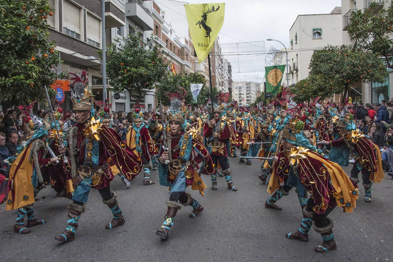 Achyweiba representó por las calles de Badajoz escenas de la serie 'Juego de Tronos'. En sus trajes se puede observar una mezcla de diferentes personajes. En ellos predomina el burdeo, el amarillo mostaza y el azul