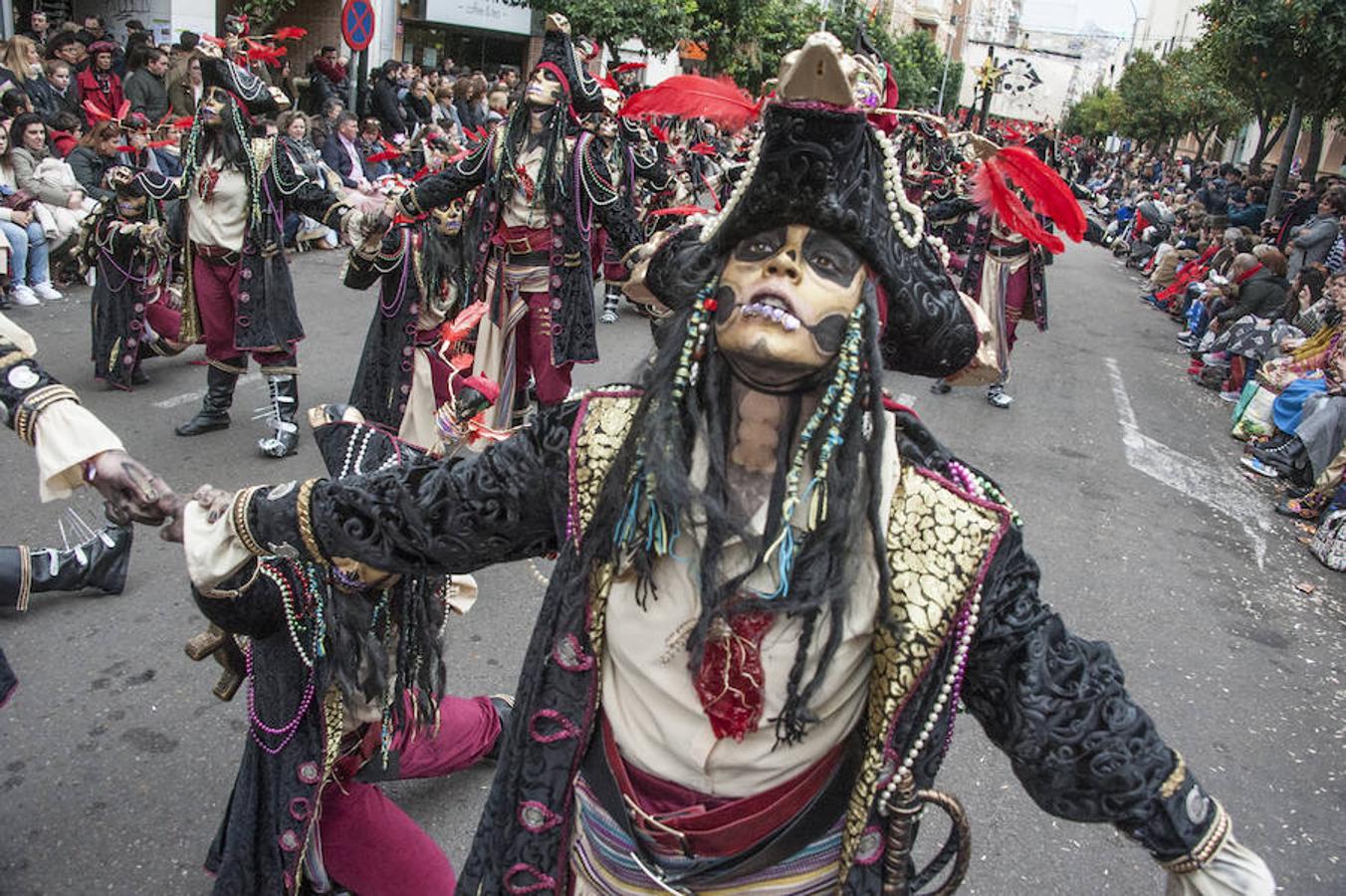 El Carnaval de Badajoz resucitó a los piratas de la comparsa Los Mismos. En su disfraz predominan los colores oscuros y su maquillaje lo protagoniza una calavera