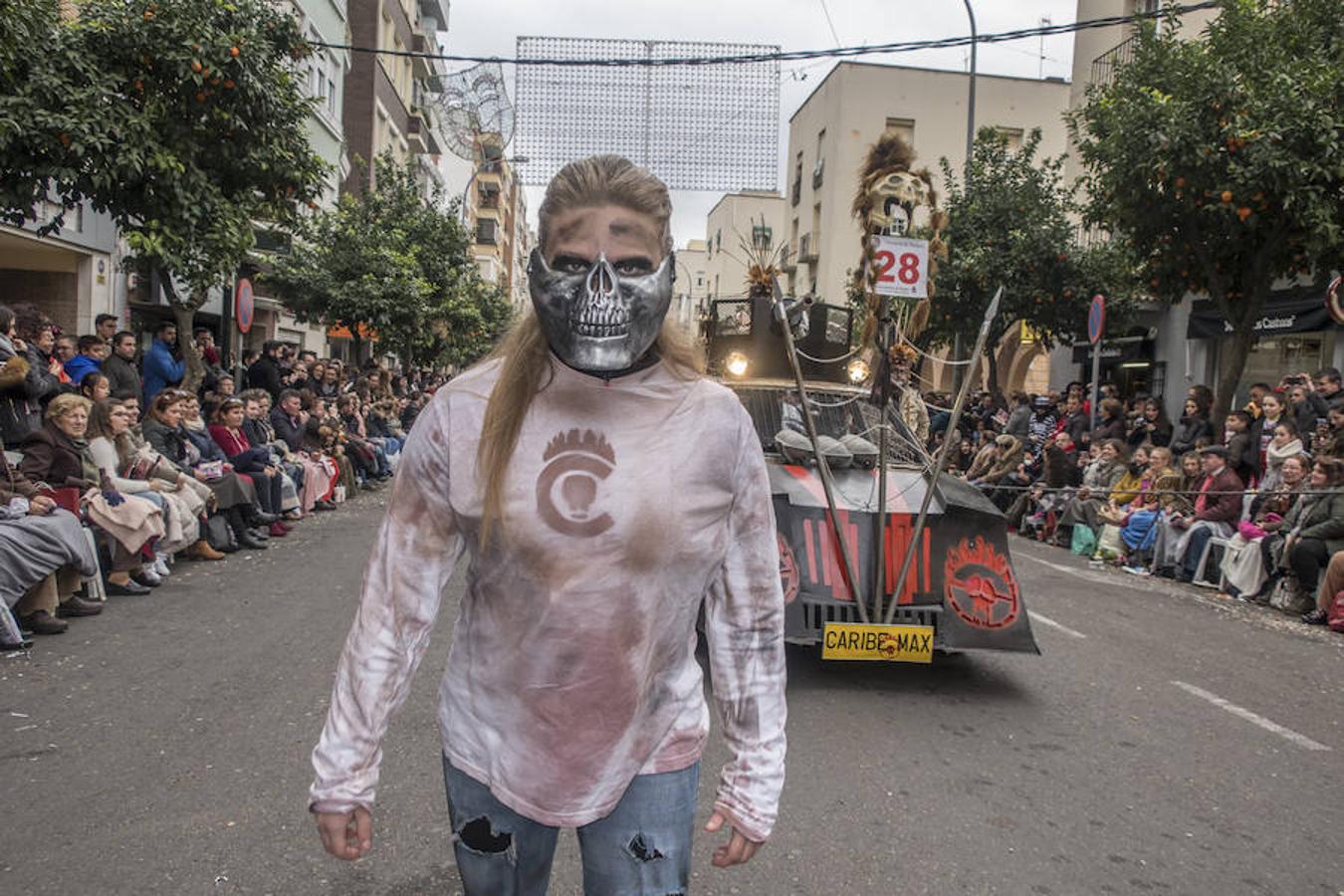 Caribe presenta una alegoría de la película 'Mad Max'. Los integrantes de esta comparsa llevan un disfraz de tonos negros, marrones, beiges y motaza. También han usado tela de camuflaje