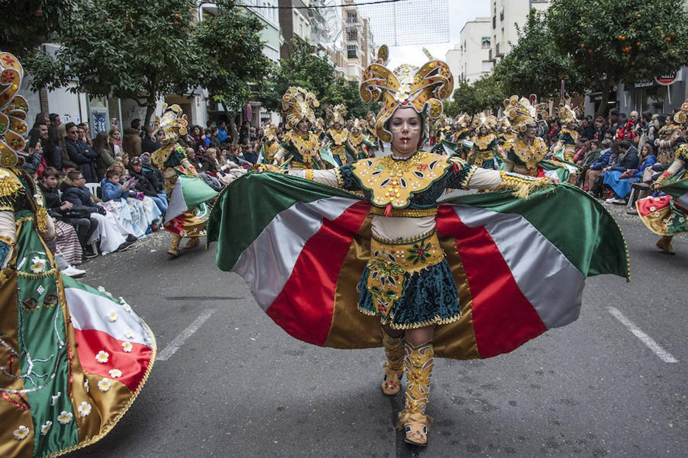 Desde Indonesia llegaron unas princesas al Carnaval de Badajoz de la mano de La Fussion. Bailaron al son de seis ritmos, algunos versionando temas conocidos, con unos trajes vistosos y coloridos