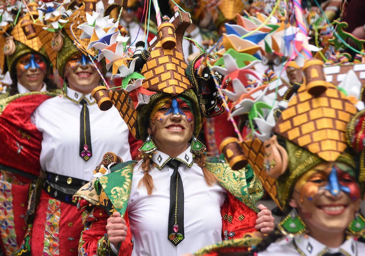 Donde vamos la liamos homenajea este año a Olivenza como punto de unión entre España y Portugal. En su traje predominan los tonos de las banderas de ambos países para un resultado muy colorido y alegre