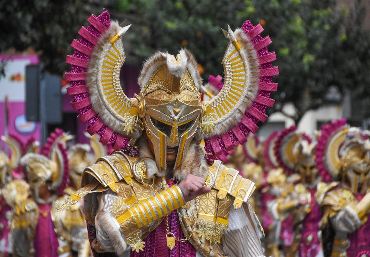 El posible origen romano de Talavera la Real se mostró en Badajoz con 'Evándria, la Romarock de Valkerai'. En el traje predominan el color oro y toda la gama de púrpuras