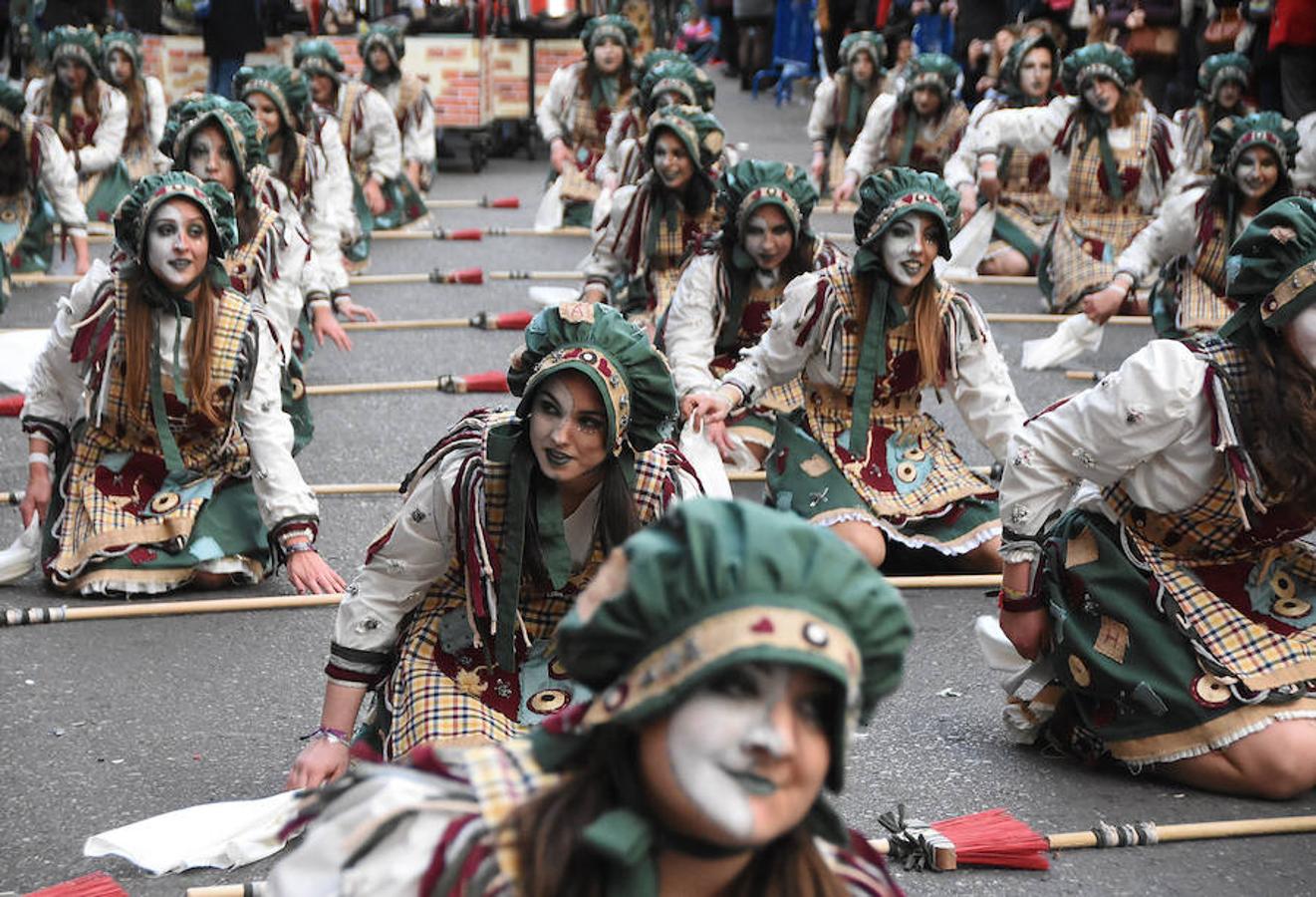 La comparsa de Puebla de la Calzada La Kochera presentó un traje inspirado en el musical Annie, en el que predominan el burdeos y el verde.