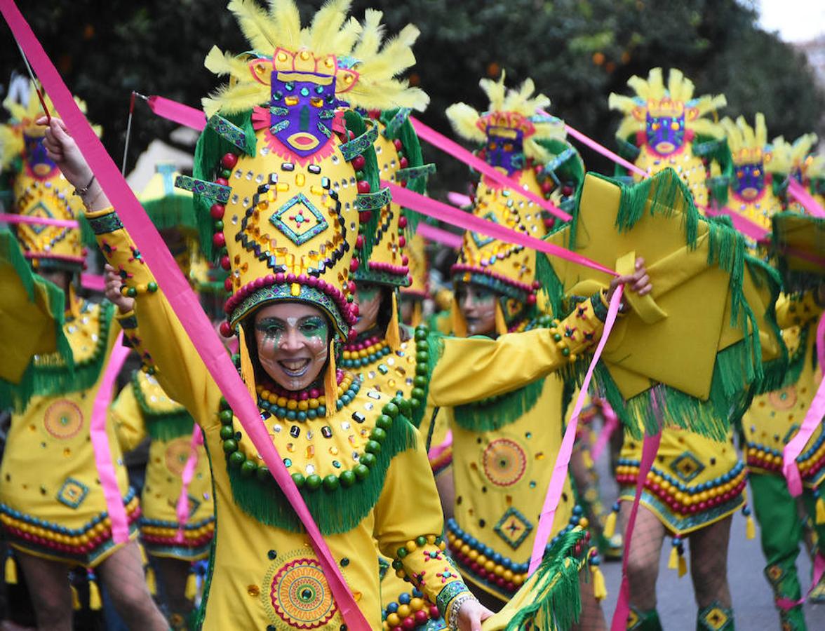 Unos reyes mayas desfilaron en Badajoz por Carnaval. Los Makumbas, con un traje vistoso en el que predominan los colores verde y amarillo, han intentando innovar 