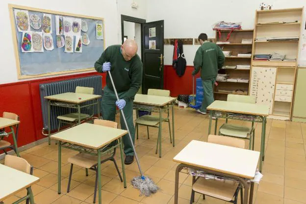 Trabajadores de la empresa adjudicataria limpiando la semana pasada el colegio Inés de Suárez. :: a. solé