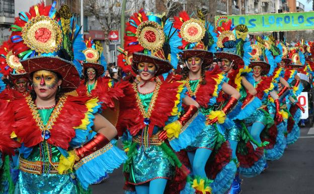 Imagen principal - &#039;Los Nuevos Cariocas&#039; brillan en el pasacalles de Mérida y se alzan con el primer premio