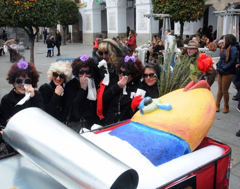 Cientos de personas se han congregado a primera hora en la Plaza de España en el Martes del Carnaval