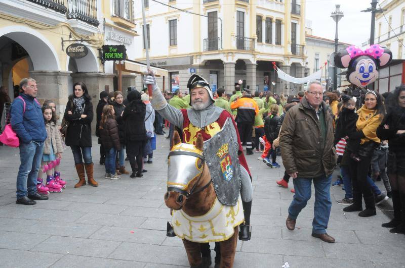 Cientos de personas se han congregado a primera hora en la Plaza de España en el Martes del Carnaval