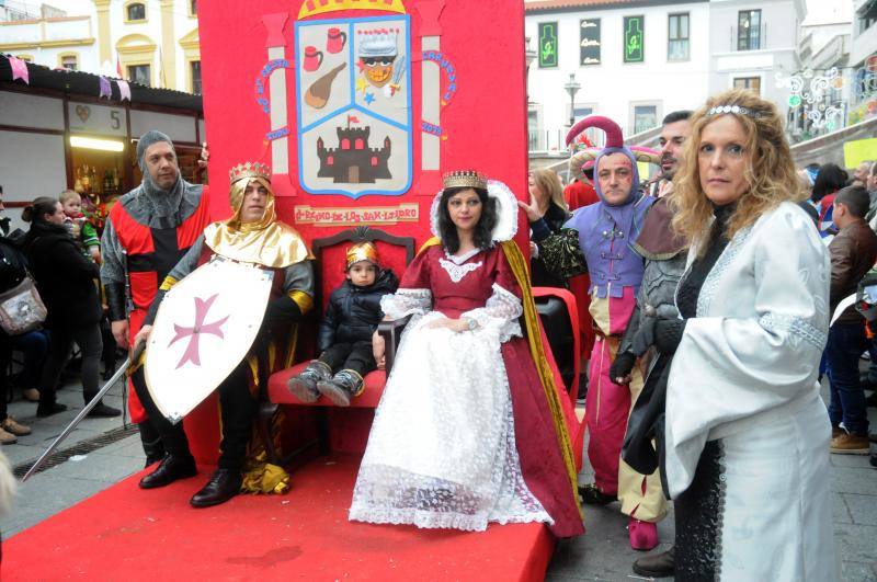 Cientos de personas se han congregado a primera hora en la Plaza de España en el Martes del Carnaval