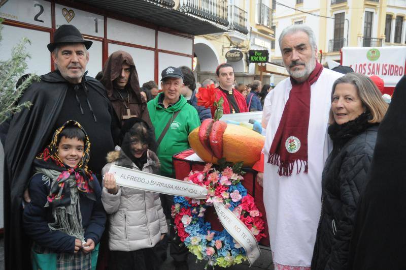 Cientos de personas se han congregado a primera hora en la Plaza de España en el Martes del Carnaval