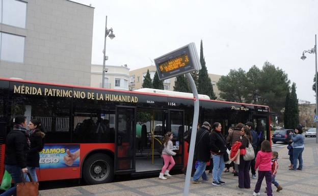 Desconvocan la huelga de autobuses urbanos en Mérida al reducirse de once a cuatro los despidos
