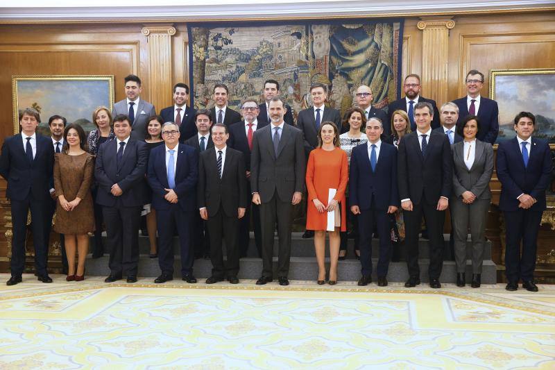 Elena Nevado, Francisco Javier Fragoso y Antonio Rodríguez Osuna han asistido a la reunión de alcaldes con el monarca:: EFE