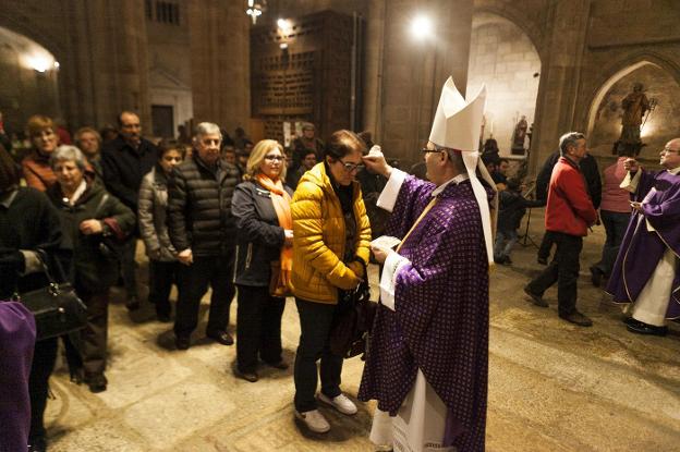 El obispo de Coria-Cáceres imponiendo ayer la ceniza. :: jorge rey