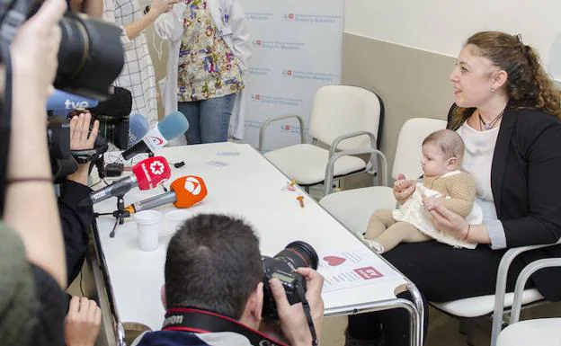 Carla y su madre, esta mañana en el Hospital Gregorio Marañón