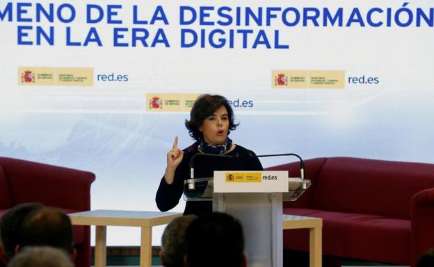 La vicepresidenta del Gobierno, Soraya Sáenz de Santamaría, durante la intervención con la que ha inaugurado una jornada de debate sobre las noticias falsas en España.
