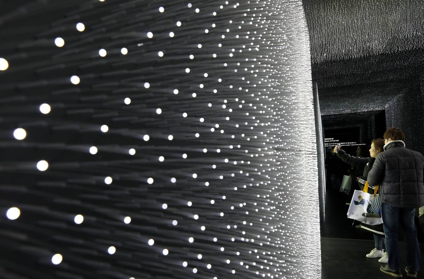 El Pabellón Hyundai, diseñado por el arquitecto Asif Khan para los Juegos Olímpicos de Invierno PyeongChang 2018 (Corea del Sur), ha sido cubierto con Vantablack Vbx2, los pigmentos más negros jamás inventados, que absorbe el 99 por ciento de la luz que llega a su superficie. 