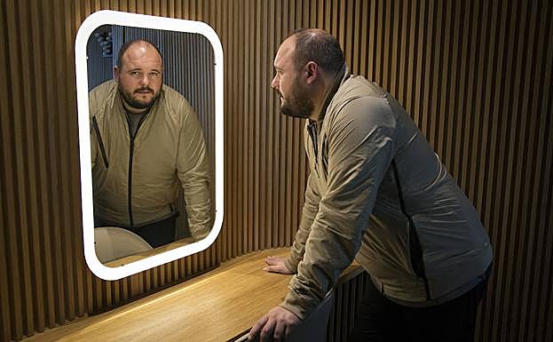 Francisco Contreras, el ‘Niño de Elche’, posa tras la entrevista en la sede de su discográfica en Madrid.