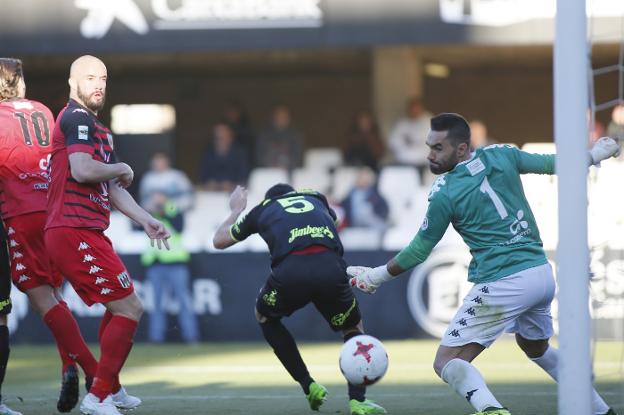 Golobart y Felipe Ramos defienden una ocasión en el último partido en Cartagonova. :: la verdad