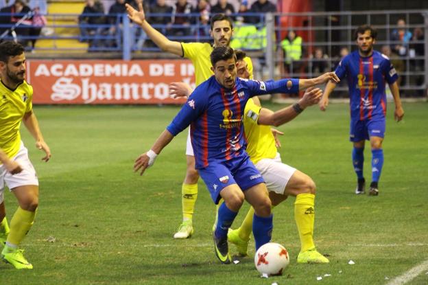 Jairo lucha por el esférico en el partido ante el Écija. :: Lorite