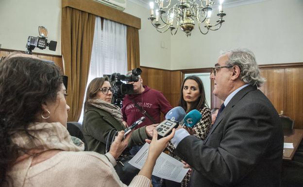 Juan Calixto Galán, fiscal jefe en Badajoz, atiende a los medios de comunicación. :: 