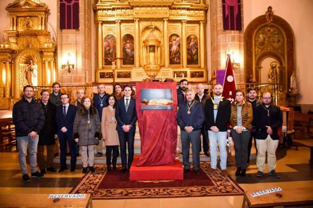 Miembros de la Junta de Cofradías y el alcalde junto al cartel. :: l. n.