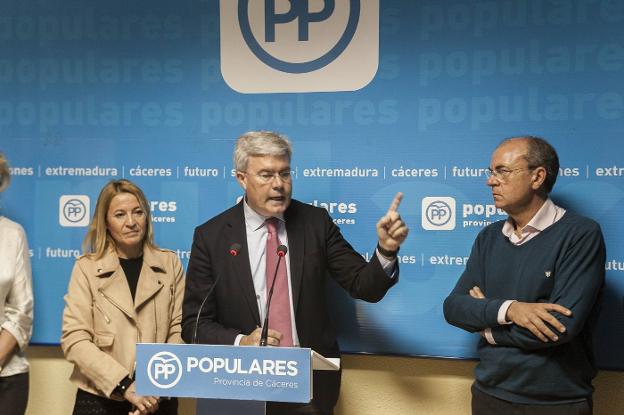 Fernández de Moya, ayer, en un acto en la sede del PP. :: jorge rey
