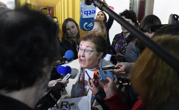 Helga de Alvear, hablando con la prensa tras la retirada de una obra de su propiedad de ARCO:: EFE