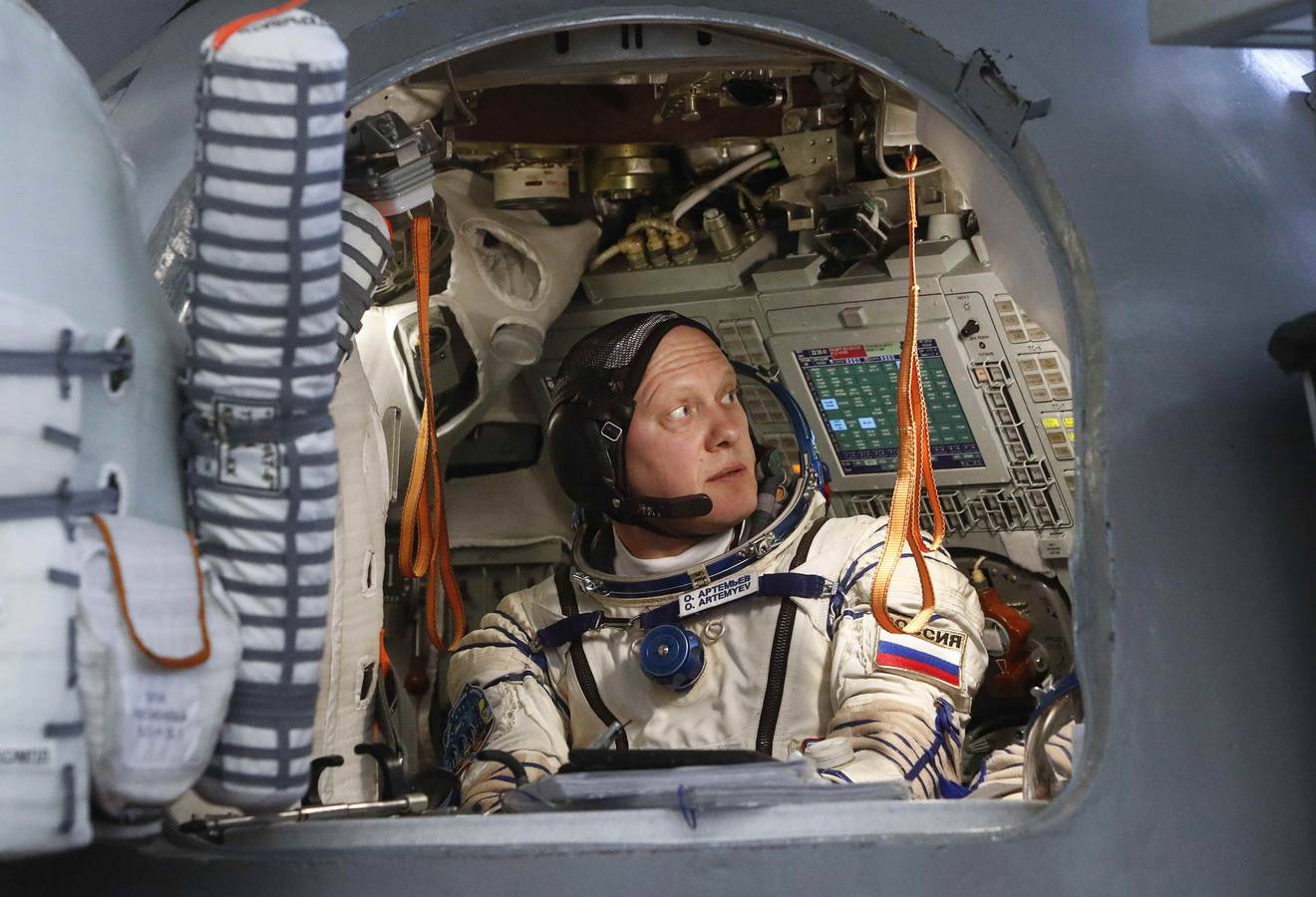 El cosmonauta de Roscosmos Oleg Artemyev , astronautas de la NASA Andrew Feustel y Richard Arnold, asisten al entrenamiento de calificación final para su próxima misión espacial en Star City cerca de Moscú. 