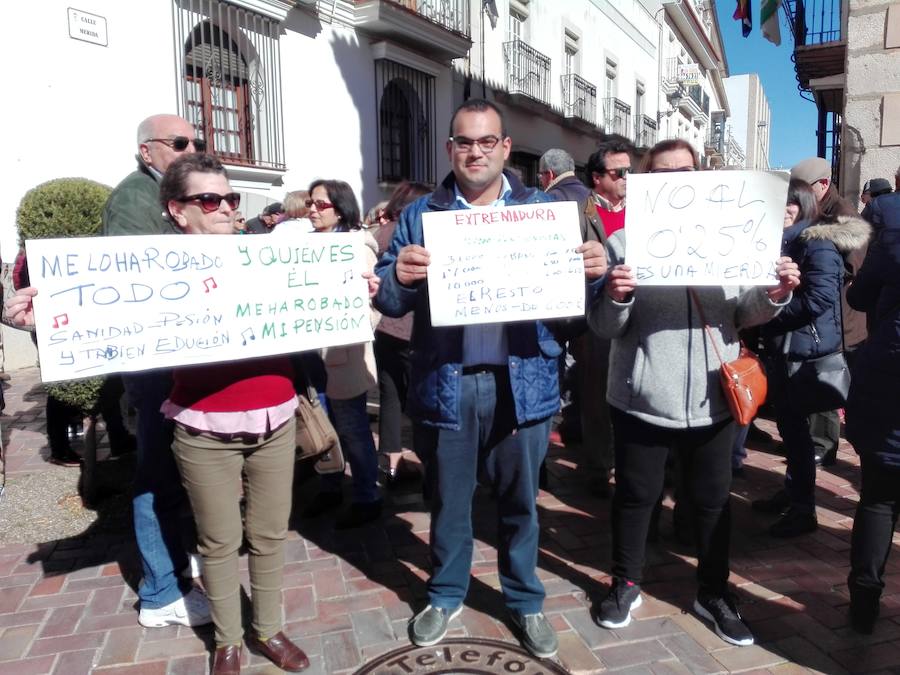 Fotos: Protesta de jubilados por unas pensiones dignas en Mérida y Almendralejo