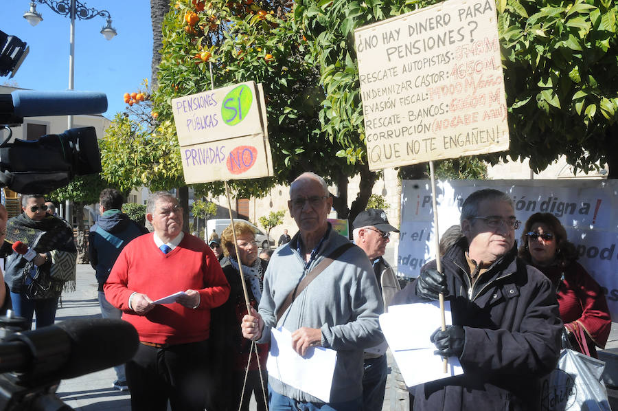 Fotos: Protesta de jubilados por unas pensiones dignas en Mérida y Almendralejo