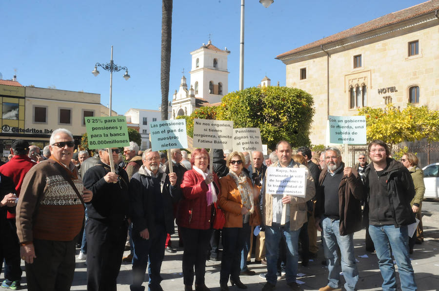 Fotos: Protesta de jubilados por unas pensiones dignas en Mérida y Almendralejo