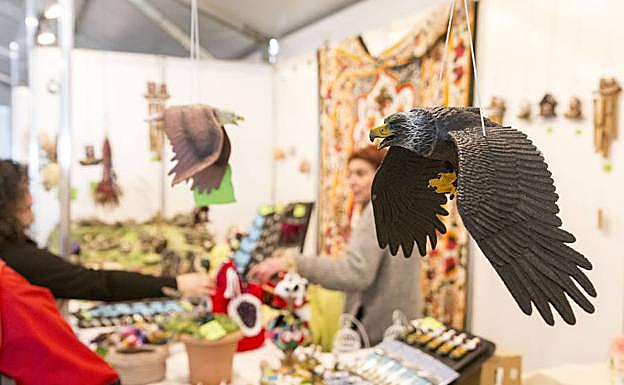 Pájaros decorativos en uno de los expositores. :: 