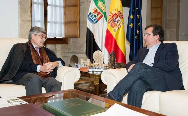 Adolfo Cazorla, director general de la EOI, en la reunión mantenida con Guillermo Fernández Vara.