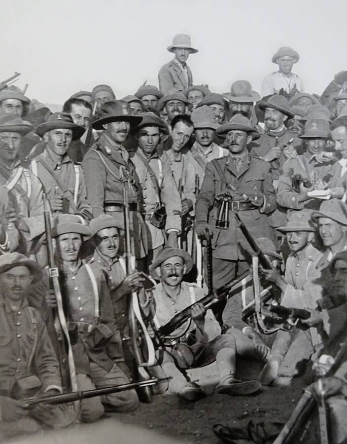 6-Año 1921. El general Cavalcanti y el coronel Despujols (con perilla) tras el asalto a la posición de Tizza (Foto de Díaz Casariego).