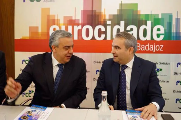 Los alcaldes de Elvas y Badajoz explican la Eurociudad en una imagen de archivo. :: hoy