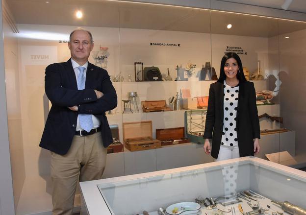 José-Marín Sánchez, presidente del colegio de veterinarios y Marta Rivas, veterinaria. :: C. M.