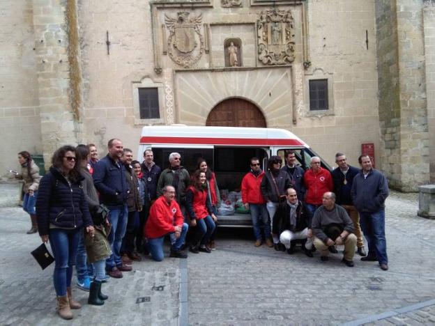 Integrantes de las cofradías con Cruz Roja, el año pasado. :: JSP