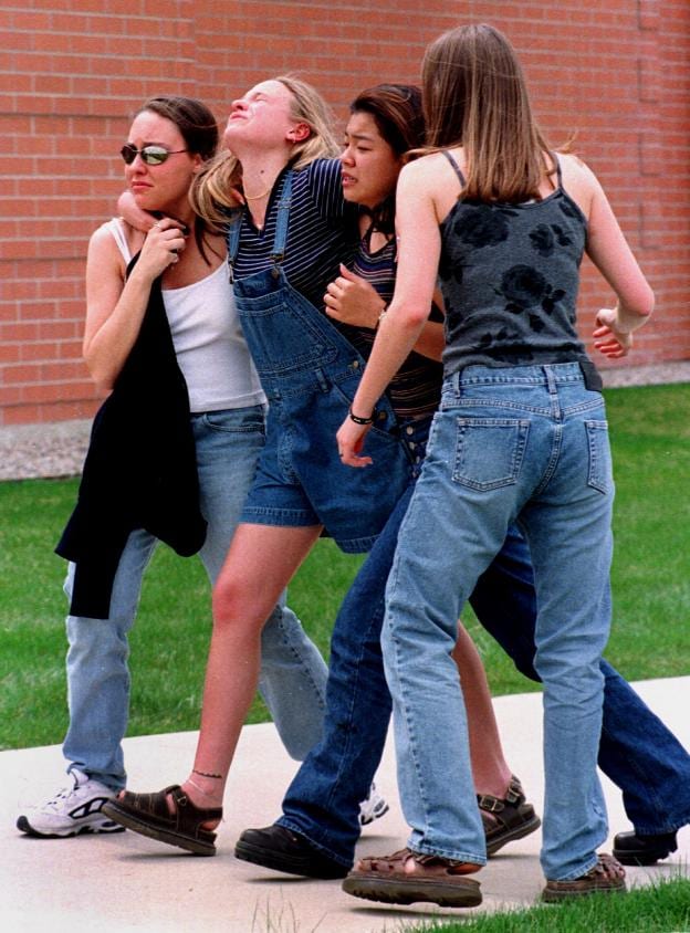 Escenas de pánico. Unas estudiantes huyen de la Columbine High School, la escuela en la que, en 1999, se produjo uno de los episodios más trágicos. Dos alumnos mataron a doce compañeros y un maestro. :: ap