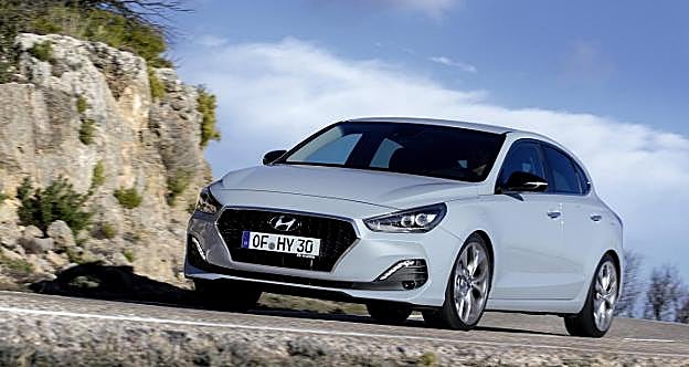 La caída trasera del techo le da el aspecto de coupé, pero reduce la altura de las plazas posteriores. 