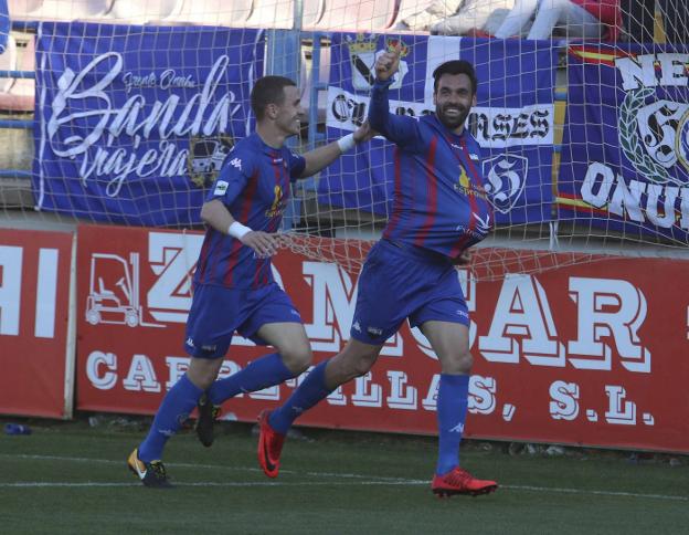 Enric Gallego celebra el gol de la victoria ante el Recreativo de Huelva acompañado de Borja García. :: J. M. Romero